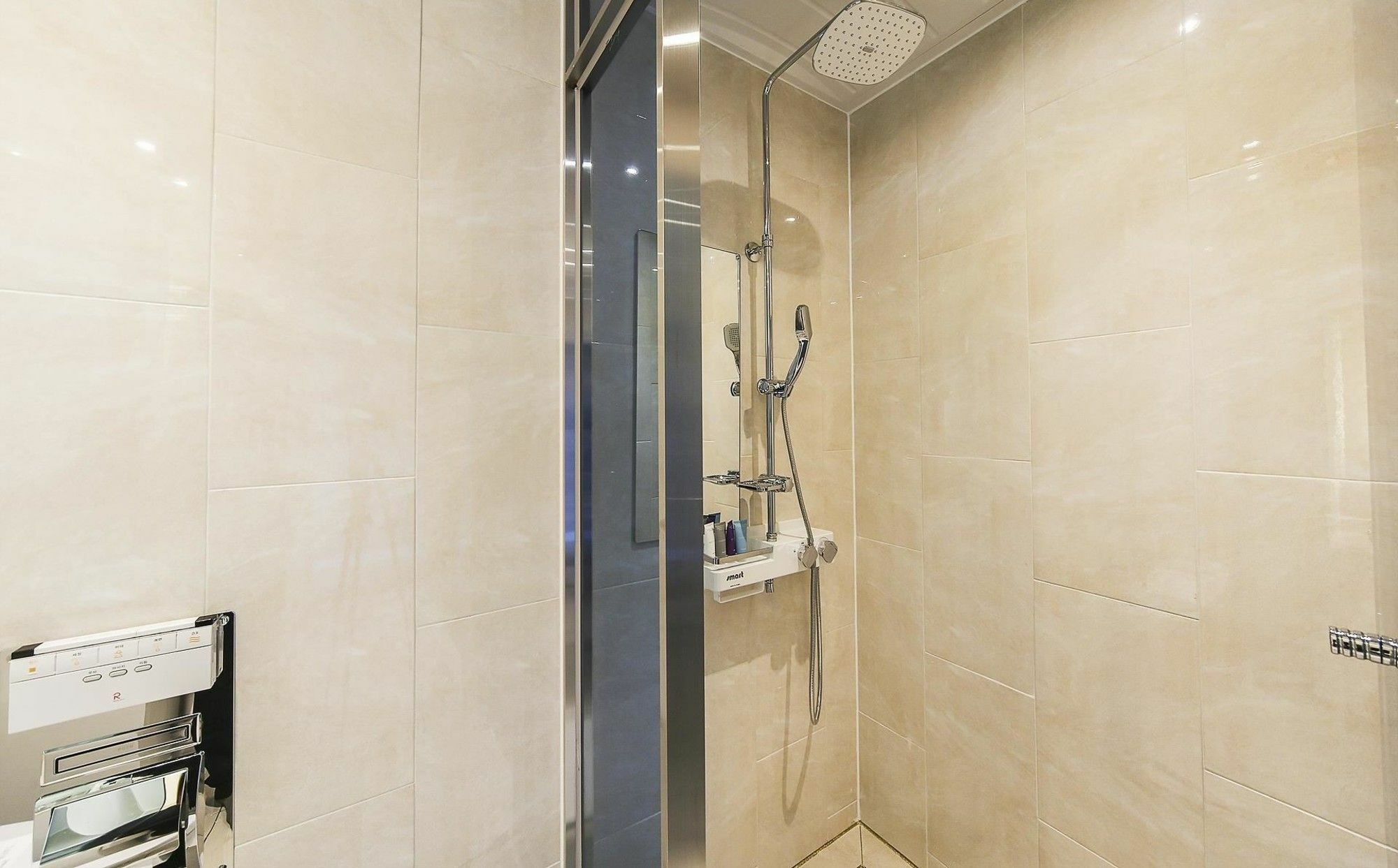 Hotel The One Йосу Екстериор снимка